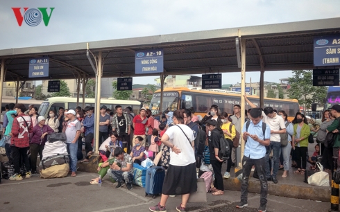 bien nguoi chen chan o cac ben xe ha noi sang ngay dau ky nghi le