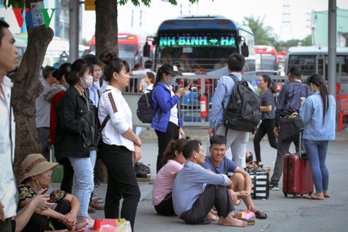 bien nguoi chen chan o cac ben xe ha noi sang ngay dau ky nghi le