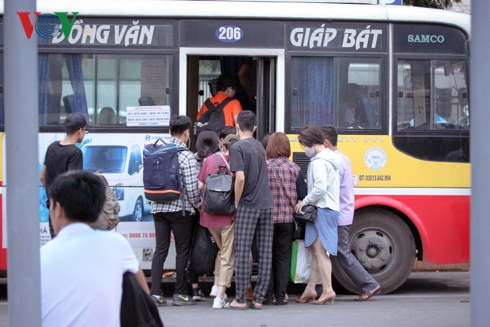 bien nguoi chen chan o cac ben xe ha noi sang ngay dau ky nghi le