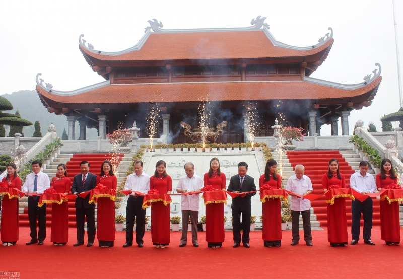 dua nha tuong niem nguoi co cong va can bo cong nhan nha may in tien don dien chi ne vao hoat dong