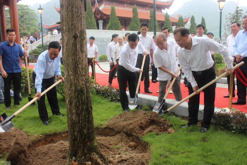 dua nha tuong niem nguoi co cong va can bo cong nhan nha may in tien don dien chi ne vao hoat dong