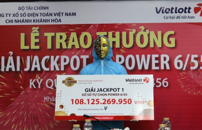 Mùa Covid, chủ nhân giải jackpot 108 tỷ đồng mặc đồ bảo hộ đi lĩnh thưởng