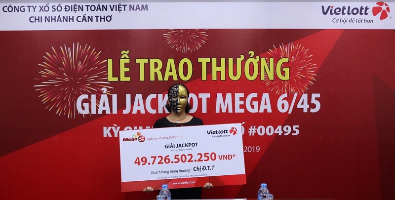 1 trong 2 chu nhan giai jackpot gan 100 ty dong da den nhan tien