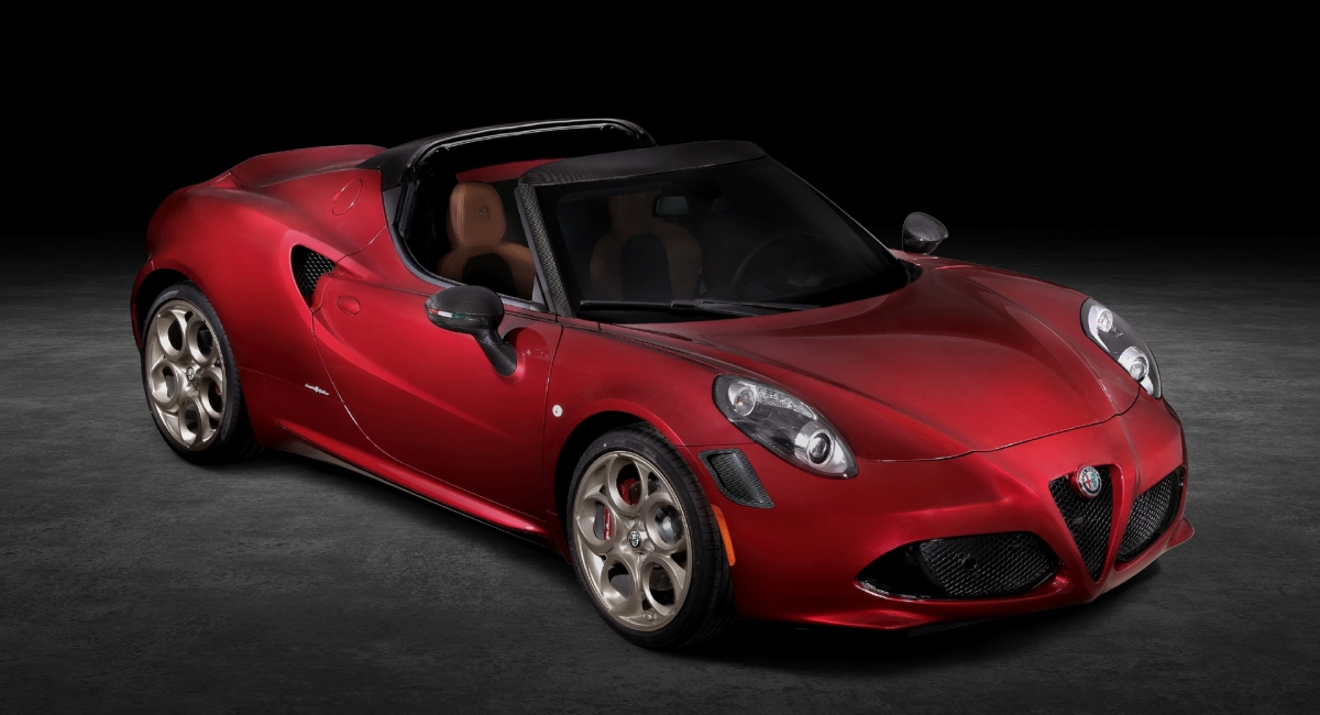 Cùng với việc chiếc 4C Coupe đã bị ngừng sản xuất vào năm 2018, giờ đây chiếc Alfa Romeo 4C Spider sẽ tiếp bước. Dòng 4C luôn xuất sắc trong việc thể hiện triết lý “đơn giản hóa, sau đó thêm sự nhẹ nhàng” của người sáng lập Lotus Colin Chapman, nhưng 4C Spider chắc chắn là hiện thân của triết lý đó mặc dù không bao gồm hệ thống lái trợ lực. Xe chỉ sản sinh công suất 237 mã lực từ động cơ 4 xi lanh tăng áp 1.7 L và nặng 1.128 kg. Điều này không chỉ cho phép Alfa Romeo 4C Spider xử lý tốt mà còn rất nhanh trên đường thẳng tất cả nhờ có tỷ lệ công suất/ khối lượng thấp. Đáng tiếc là Alfa Romeo 4C Spider có mức giá khá cao 67.150 USD (tương đương 1,5 tỷ đồng).