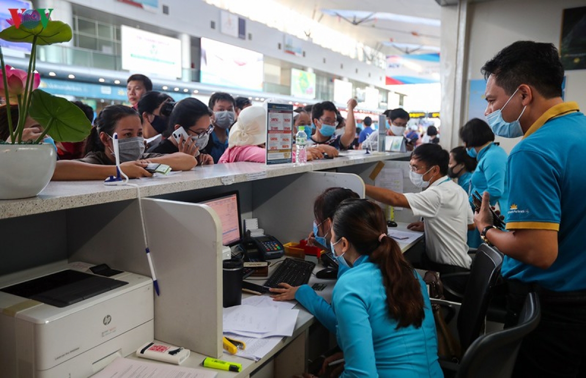 Vietnam Airlines khuyến cáo hành khách chủ động đến sân bay trước giờ khởi hành dự kiến ít nhất hai tiếng để hoàn thành thủ tục hàng không. Đặc biệt là phải khai báo y tế về phòng chống Covid-19.