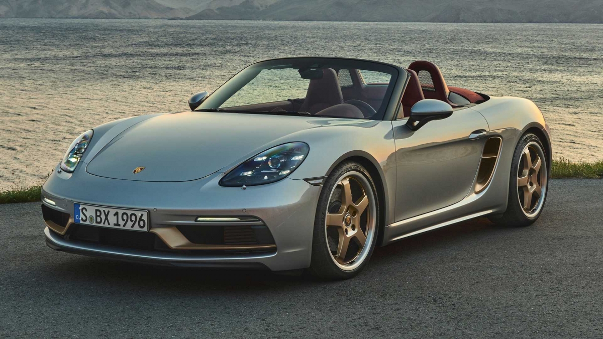 Porsche “Boxster 25” được xây dựng trên 718 GTS 4.0 với khối động cơ boxer 6 xy-lanh, dung tích 4.0 lít giống với hai mẫu xe đầu bảng Cayman GT4 và Boxster Spyder. Động cơ này được tinh chỉnh để tạo ra công suất cực đại 394 mã lực và 418 Nm mô-men xoắn. Sức mạnh này của 718 GTS 4.0 sẽ thấp hơn Cayman GT4 (Boxster Spyder) 20 mã lực và 1 Nm mô-men xoắn. 