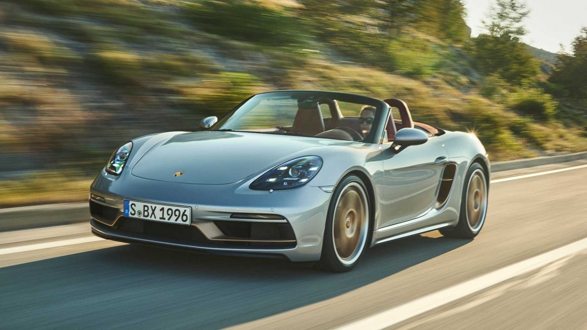 Bên ngoài, bản “Boxster 25” sẽ khác biệt với những chiếc Porsche Boxster khác với các hốc gió trước và hai bên được sơn màu đồng. Màu này tiếp tục được sử dụng ở bộ mâm bằng nhôm với thiết kế năm chấu đơn to bản hoài cổ, kích thước 20 inch. Phía sau, logo Boxster có thêm số “25” đặt thấp, sơn màu tương tự. Về màu sơn ngoại thất, Porsche sẽ bán ra bản đặc biệt này trong ba màu sơn gồm GT Silver Metallic, Jet Black Metallic và Carrara White Metallic.