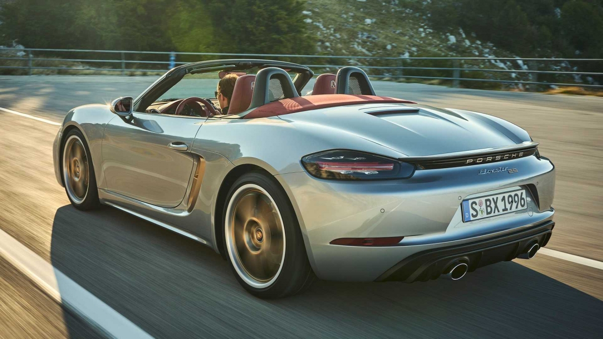 Bước vào bên trong, Porsche tiếp tục mang đến cho “Boxster 25” những điểm nhấn khác biệt. Màu sắc chủ đạo được sử dụng ở nội thất là đỏ Bordeaux, xuất hiện ở hầu hết các vị trí như ghế ngồi, bảng táp-lô, bệ tì tay, ốp cửa. Mui xe vải màu đỏ, xếp điện điều khiển bằng nút bấm.