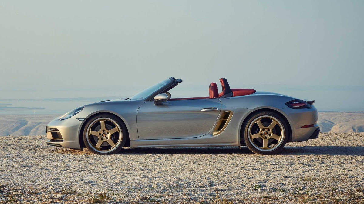 Porsche 718 “Boxster 25” sẽ được trang bị tiêu chuẩn nhiều món “đồ chơi” hàng hiệu đến từ Porsche như hệ thống ống xả thể thao, gói SportChrono, hệ thống phân bổ lực kéo Porsche Torque Vectoring, vi sai chống trượt cơ học, cùng hệ thống giảm xóc chủ động PASM (Porsche Adaptive Suspension Management) có khả năng hạ thấp chiều cao xe đi 20 mm khi cần thiết. 