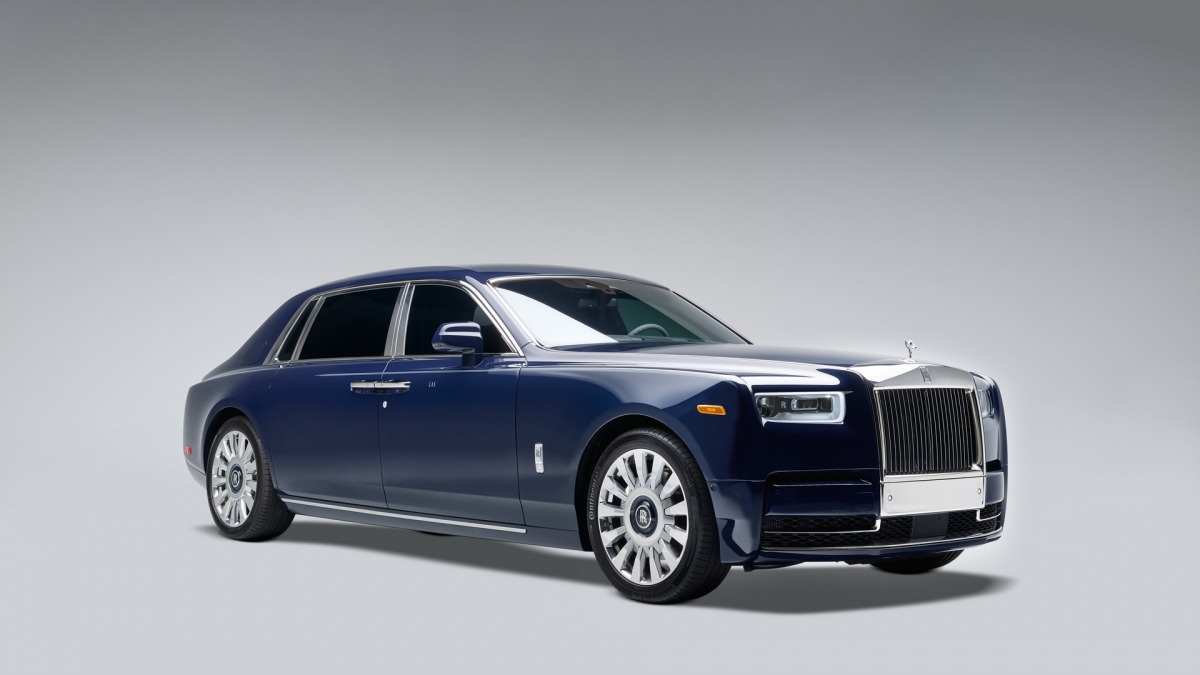 Được gọi là Rolls-Royce Phantom “Koa”, chiếc sedan siêu sang này là sản phẩm cá nhân hóa đặc biệt của hãng theo yêu cầu của hai vợ chồng người Mỹ, ông Jack Boyd Smith Jr. và bà Laura Smith. Koa Phantom là chiếc Rolls-Royce Phantom đầu tiên kết hợp Koa Wood, một loài cây quý hiếm chỉ mọc trên đất Hawaii. 