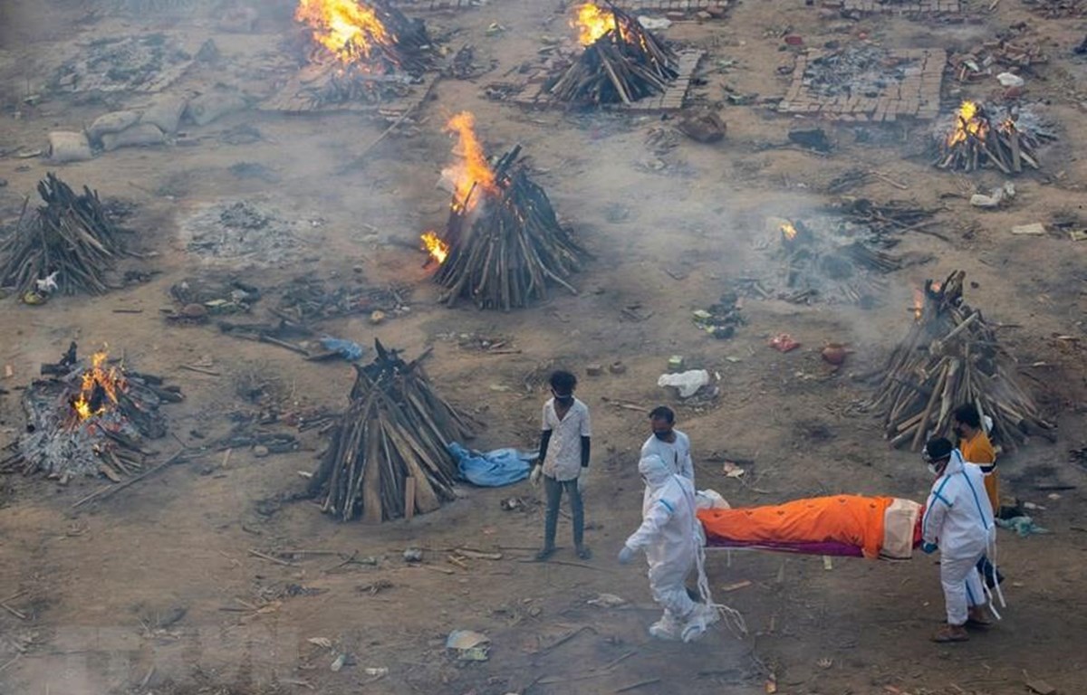 Hỏa táng thi thể bệnh nhân COVID-19 tại New Delhi, Ấn Độ ngày 23/4/2021. (Ảnh: Reuters/TTXVN)