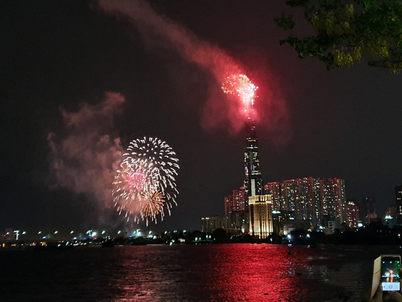 nguoi dan tphcm hao huc voi man phao hoa mung ngay thong nhat dat nuoc