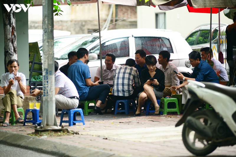 dich covid-19 phuc tap, nhieu nguoi ha noi &amp;quot;vo tu&amp;quot; tu tap khong khau trang hinh 1