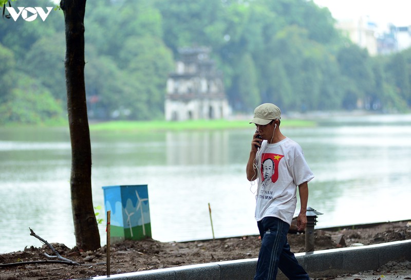 dich covid-19 phuc tap, nhieu nguoi ha noi &amp;quot;vo tu&amp;quot; tu tap khong khau trang hinh 2