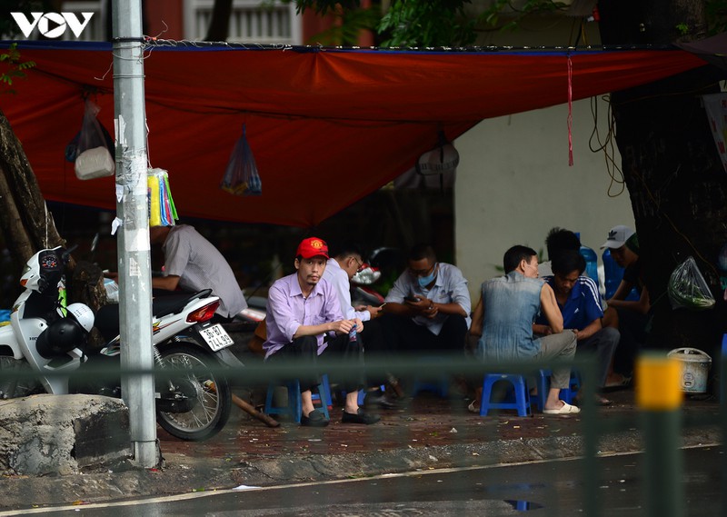 dich covid-19 phuc tap, nhieu nguoi ha noi &amp;quot;vo tu&amp;quot; tu tap khong khau trang hinh 14