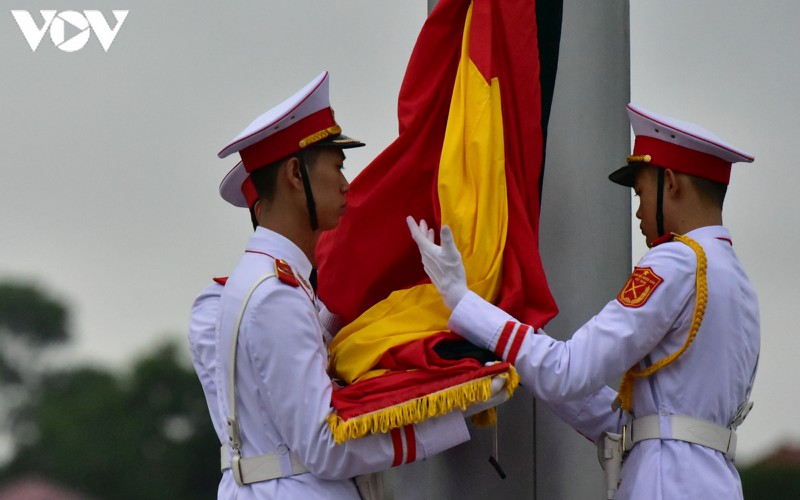 anh: nghi le treo co ru quoc tang nguyen tong bi thu le kha phieu tai ha noi hinh 6