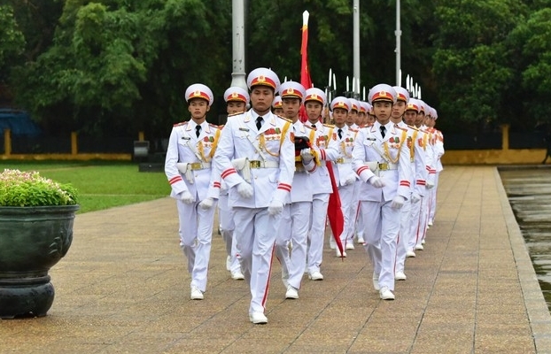 Ảnh: Nghi lễ treo cờ rủ Quốc tang nguyên Tổng Bí thư Lê Khả Phiêu tại Hà Nội