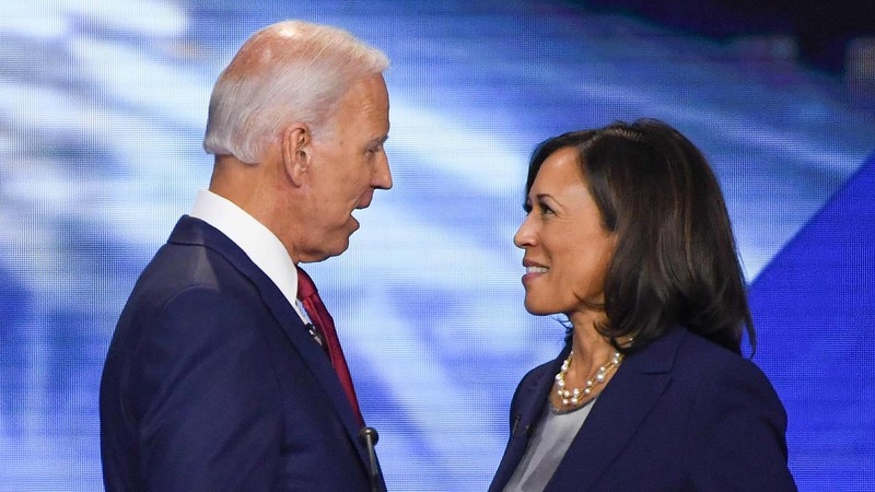 ong trump tim cach xoay chuyen tinh the truoc lien danh biden-harris hinh 1