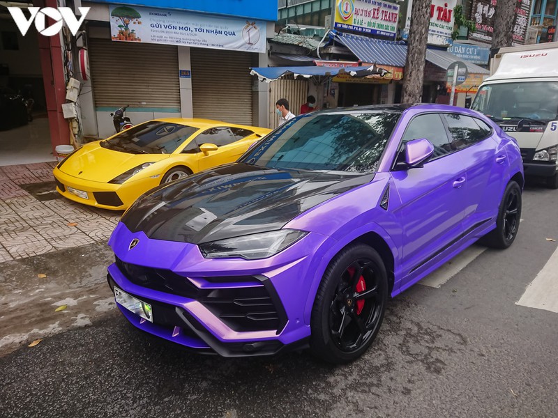 kham pha sieu suv lamborghini urus gia 20 ty dong dan mau tim doc dao hinh 1