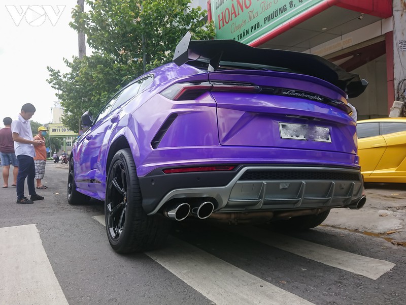 kham pha sieu suv lamborghini urus gia 20 ty dong dan mau tim doc dao hinh 3