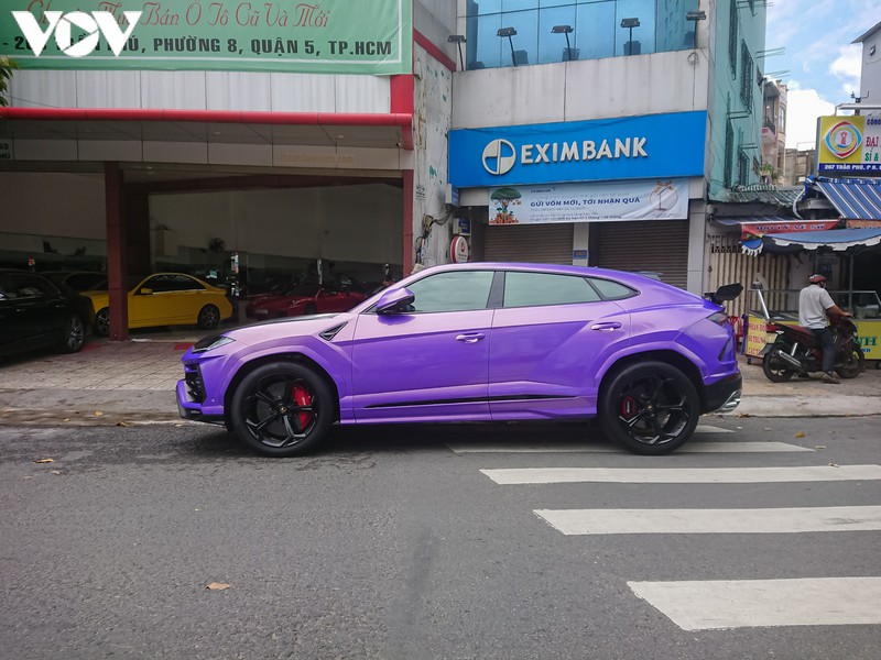 kham pha sieu suv lamborghini urus gia 20 ty dong dan mau tim doc dao hinh 9