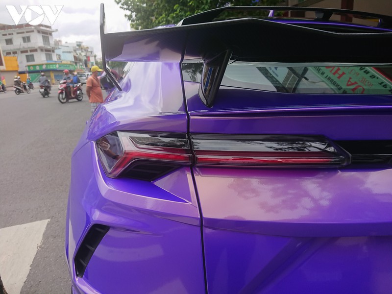 kham pha sieu suv lamborghini urus gia 20 ty dong dan mau tim doc dao hinh 10