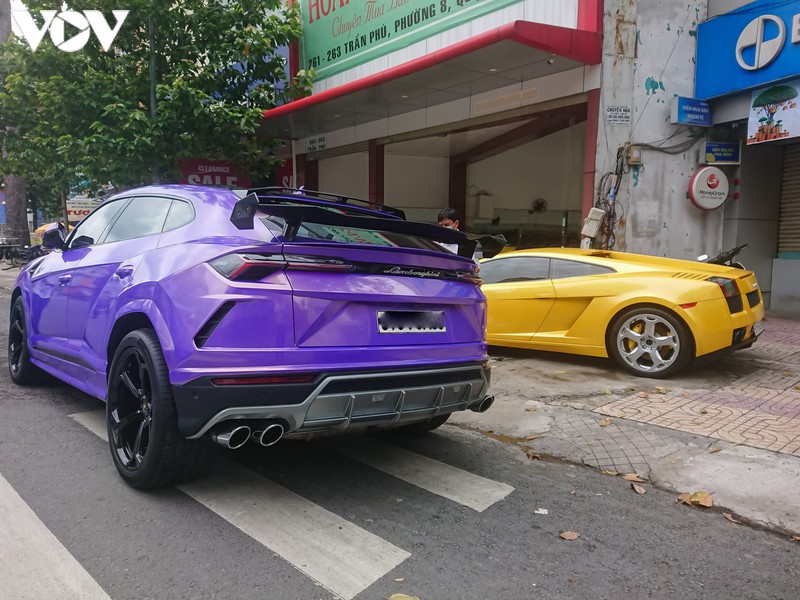 kham pha sieu suv lamborghini urus gia 20 ty dong dan mau tim doc dao hinh 14