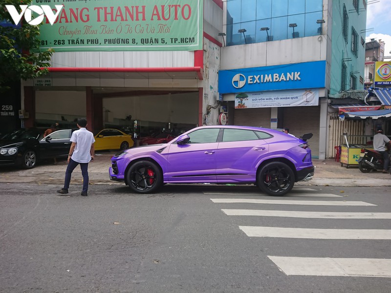 kham pha sieu suv lamborghini urus gia 20 ty dong dan mau tim doc dao hinh 15