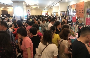 TPHCM: Chen chân mua sắm hàng hiệu tại ngày hội Black Friday sớm