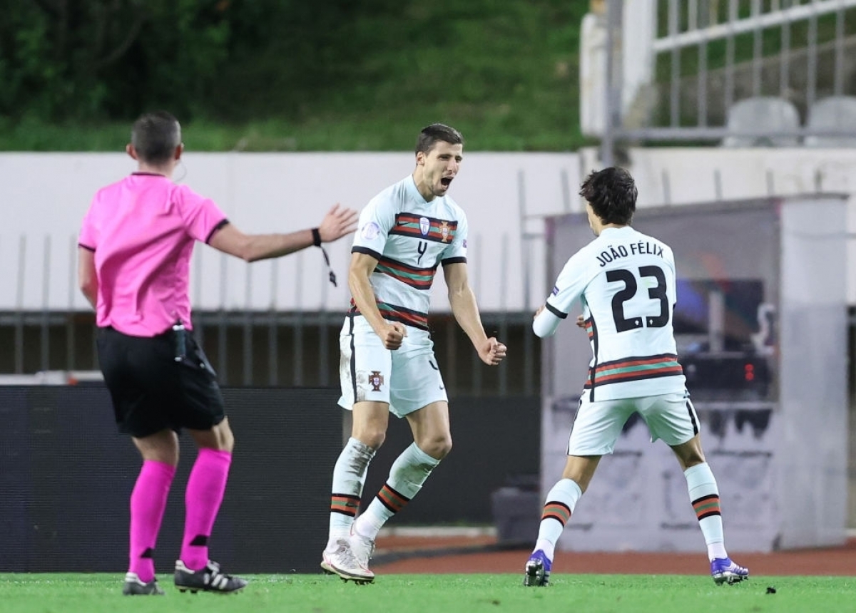 Ruben Dias ghi c&uacute; đ&uacute;p mang về chiến thắng cho Bồ Đ&agrave;o Nha (Ảnh: Getty).