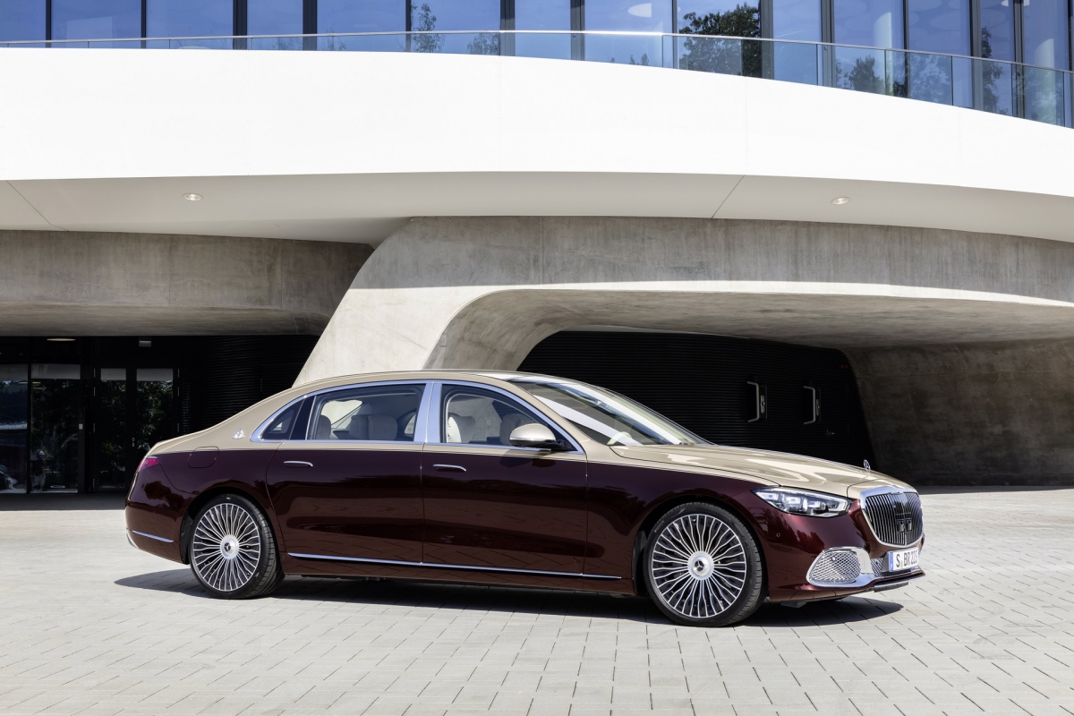 Chiếc Mercedes-Maybach S-Class mới c&oacute; chiều d&agrave;i cơ sở lớn hơn 18 cm, ở mức 3.396 mm đem lại một kh&ocirc;ng gian rộng r&atilde;i hơn cho h&agrave;ng ghế sau so với phi&ecirc;n bản trước. Xe c&ograve;n mang đến một hệ thống &ldquo;b&ugrave; tiếng ồn chủ động). Hệ thống n&agrave;y tạo ra &acirc;m thanh ngược tần số với tiếng ồn nhằm triệt ti&ecirc;u ch&uacute;ng trước khi truyền lọt v&agrave;o trong cabin.