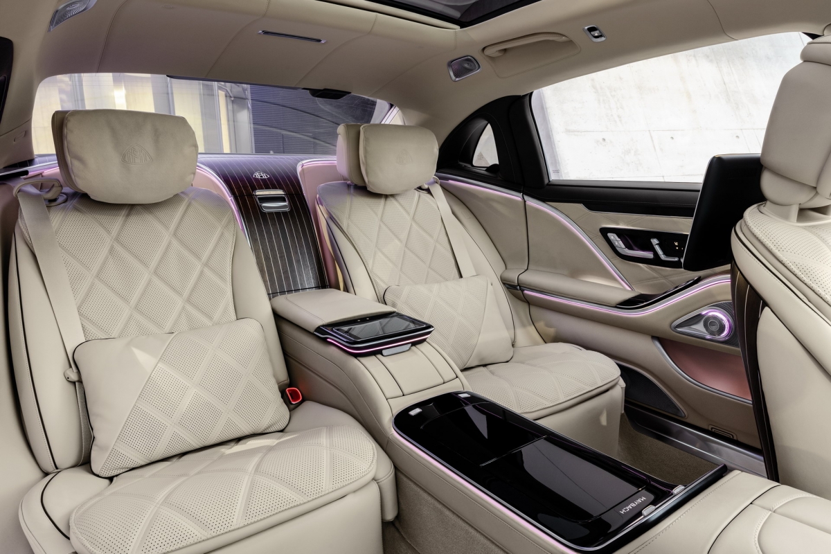 Mỗi chiếc Maybach S-Class sẽ được trang bị ghế Executive k&eacute;p với t&iacute;nh năng m&aacute;t xa cho bắp ch&acirc;n v&agrave; g&oacute;i trang bị Chauffer ti&ecirc;u chuẩn. H&agrave;ng ghế sau thậm ch&iacute; c&oacute; thể điều chỉnh mặt ghế, tựa lưng v&agrave; chỗ để ch&acirc;n để tạo ra một chỗ ngủ thoải m&aacute;i.