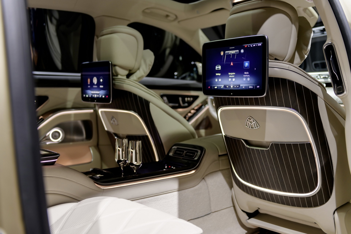 Mercedes-Maybach S-Class mới được trang bị lớp sơn ho&agrave;n thiện 2 t&ocirc;ng m&agrave;u t&ugrave;y chọn với đường ph&acirc;n c&aacute;ch được l&agrave;m bằng tay, to&agrave;n bộ qu&aacute; tr&igrave;nh n&agrave;y mất tới 1 tuần. V&agrave; lần đầu ti&ecirc;n xuất hiện tr&ecirc;n chiếc Maybach Mercedes, cửa sau c&oacute; thể mở điện th&ocirc;ng qua 1 n&uacute;t bấm.