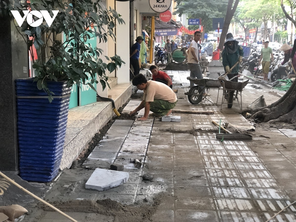 Vỉa hè “đào lên đào xuống”, chưa lát đã hỏng khiến cho những công trình này mất đi dấu tích lịch sử của thành phố nghìn năm tuổi.