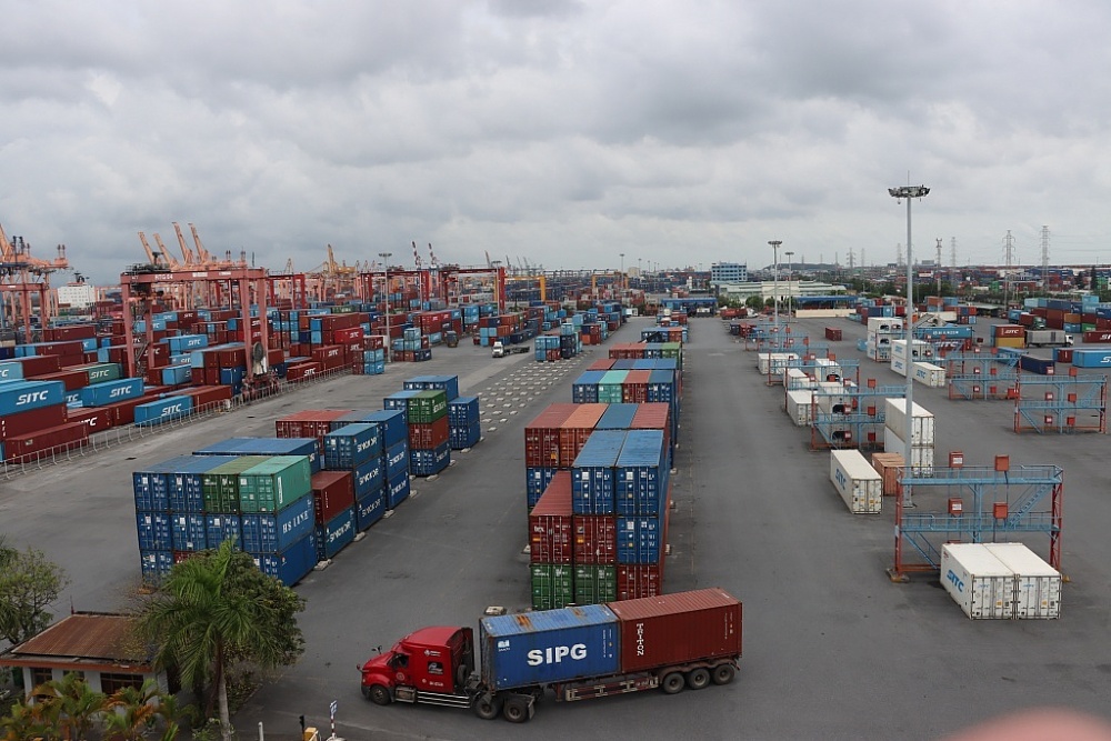 Hàng hóa xuất nhập khẩu qua khu vực cảng Hải Phòng giảm.	 Ảnh: T.Bình