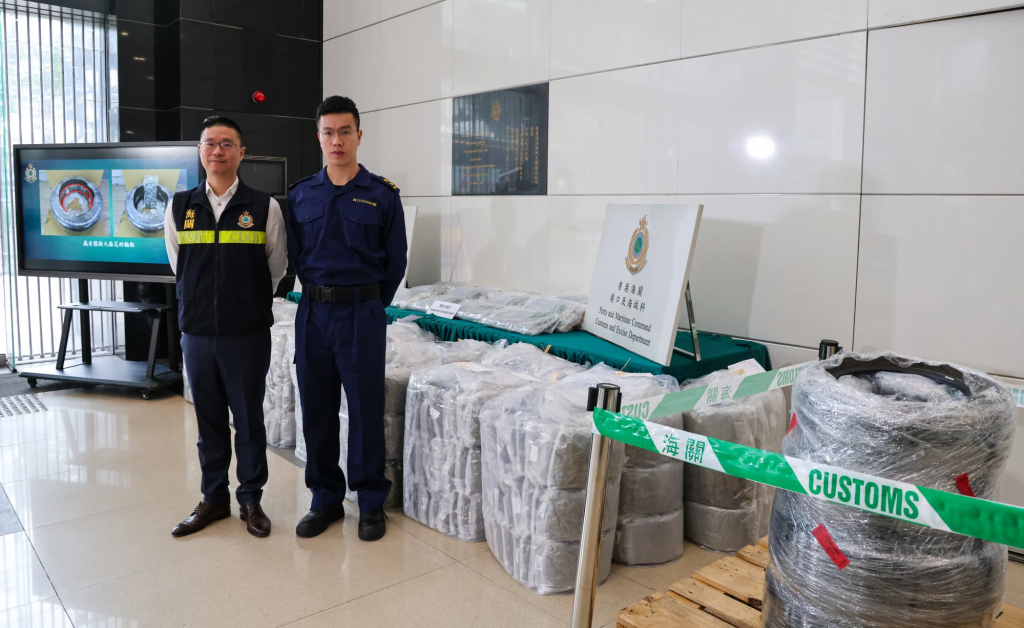 Thanh tra Vincent Yeung (trái) cho biết, lô hàng lốp xe dùng phục vụ cho khu chợ ngầm của thành phố. Ảnh: Jelly Tse