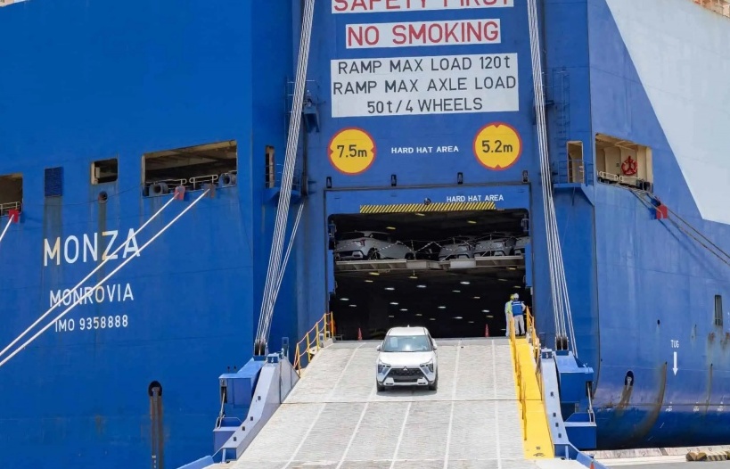 Hải quan Hiệp Phước làm thủ tục cho tàu chở hơn 1.100 ô tô nhập khẩu