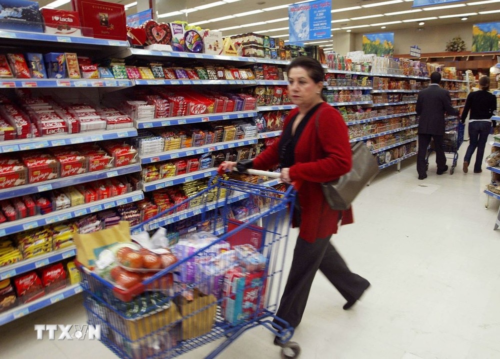 Người dân mua sắm tại siêu thị ở Athens, Hy Lạp. (Ảnh: AFP/TTXVN)