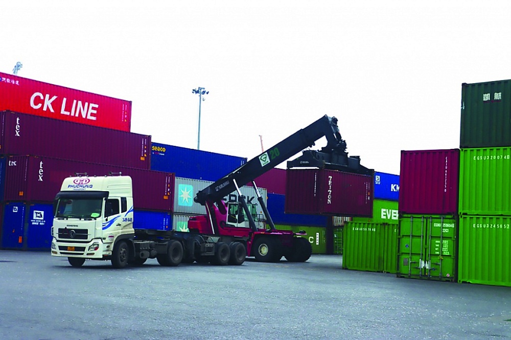 Hàng hóa xuất nhập khẩu tại khu vực cảng Hải Phòng, tháng 3/2024.	 Ảnh: Thái Bình