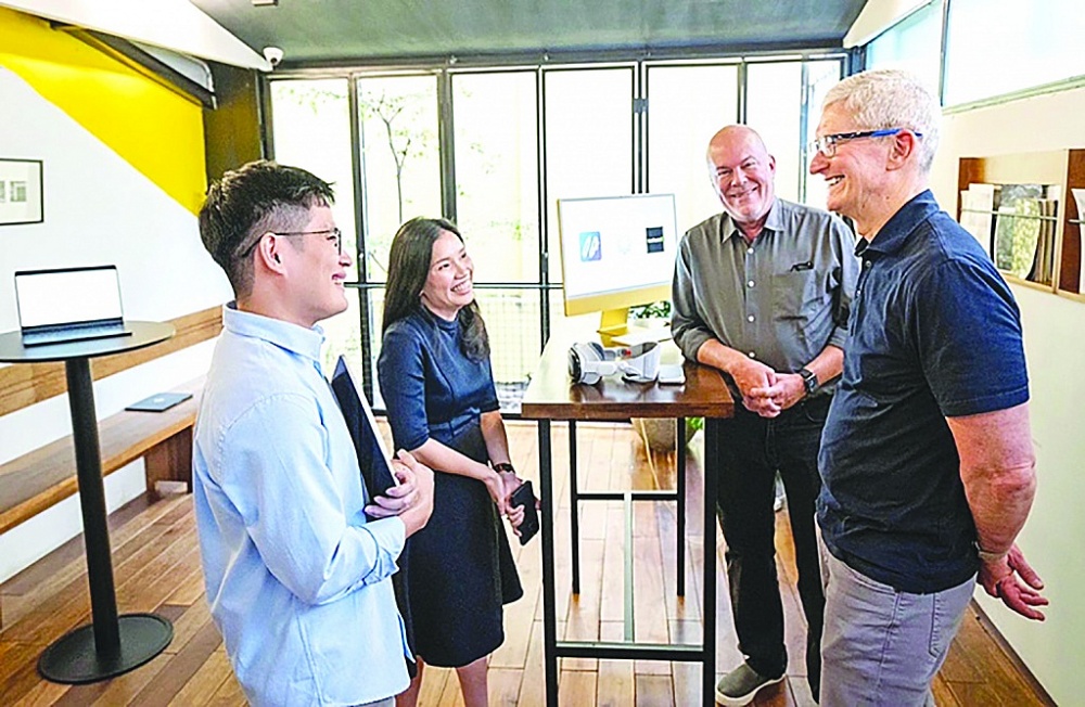 CEO Apple Tim Cook gặp gỡ các lập trình viên tại Việt Nam đang phát triển ứng dụng cho sản phẩm Vision Pro của Apple  trong chuyến thăm Việt Nam của ông từ ngày 15 đến 16/4/2024.	Ảnh: Tài khoản X của TIM COOK