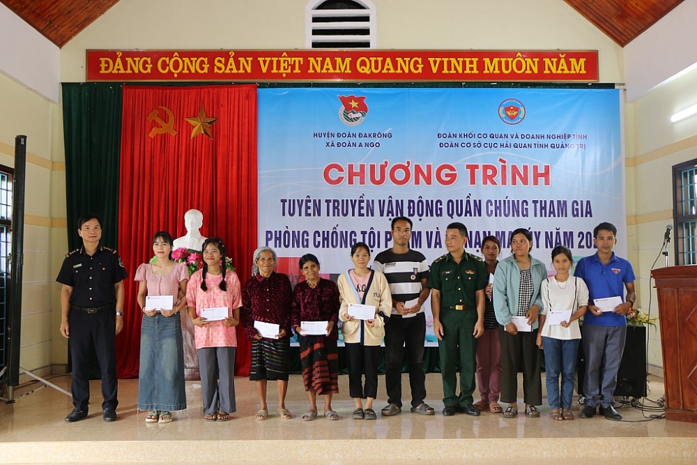 Thanh niên Hải quan Quảng Trị tuyên truyền vận động quần chúng phòng chống tội phạm ma túy