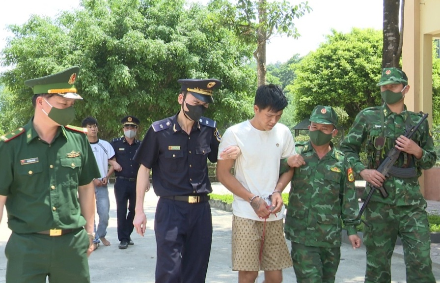 Hải quan Hà Tĩnh phối hợp bắt giữ 2 đối tượng vận chuyển 12.000 viên ma túy